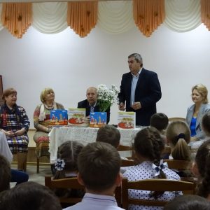 Petre Crăciun, a avut bucuria de a cunoaște copiii școlii primare nr.82, unde a mers la invitația scriitoarei Partole Claudia.